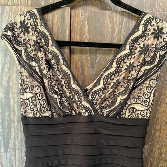 Adrianna Papell Elegant Black/ Cream Dress, Like New, Size 10 - Picture 2 of 7